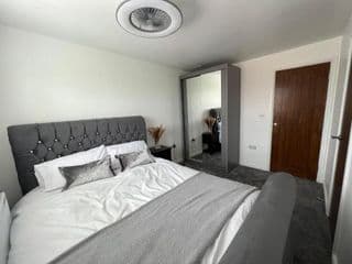 Luxury 4 bedroom Retreat; with hot tub & parking - Photo 22