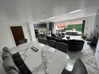 Luxury 4 bedroom Retreat; with hot tub & parking - Photo 7
