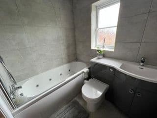 Luxury 4 bedroom Retreat; with hot tub & parking - Photo 8