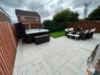 Luxury 4 bedroom Retreat; with hot tub & parking - Photo 10