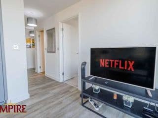 Stylish 2 Bed Apartment on Broad Street! - Photo 13