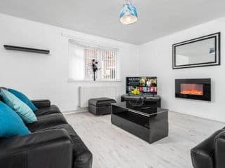 - TRINITY STAY'S - MODERN 4 BEDRROM HOUSE Ideal for Contractors, Groups and families ,FREE parking for multiple vehicle's