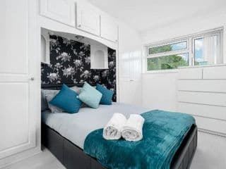 - TRINITY STAY'S - MODERN 4 BEDRROM HOUSE Ideal for Contractors, Groups and families ,FREE parking for multiple vehicle's - Photo 2