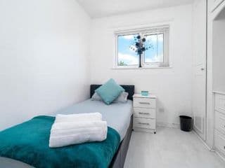 - TRINITY STAY'S - MODERN 4 BEDRROM HOUSE Ideal for Contractors, Groups and families ,FREE parking for multiple vehicle's - Photo 12