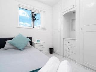 - TRINITY STAY'S - MODERN 4 BEDRROM HOUSE Ideal for Contractors, Groups and families ,FREE parking for multiple vehicle's - Photo 17