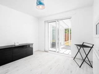 - TRINITY STAY'S - MODERN 4 BEDRROM HOUSE Ideal for Contractors, Groups and families ,FREE parking for multiple vehicle's - Photo 7