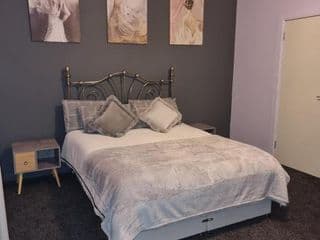 The Purple Apartment - Free Wi-Fi & Netflix- Free Parking - Entire Apartment - Photo 2