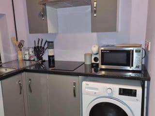 The Purple Apartment - Free Wi-Fi & Netflix- Free Parking - Entire Apartment - Photo 3