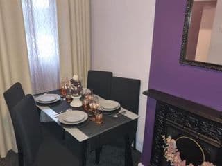 The Purple Apartment - Free Wi-Fi & Netflix- Free Parking - Entire Apartment - Photo 8