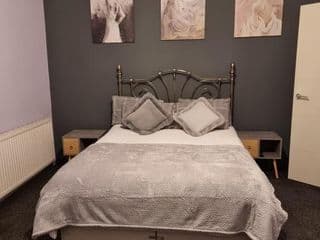 The Purple Apartment - Free Wi-Fi & Netflix- Free Parking - Entire Apartment - Photo 10