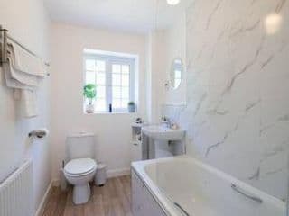 Stylish 2-bed home - For Company contractor and Leisure stays - NEC, Airport, HS2, Contractors, Resort World - Photo 2