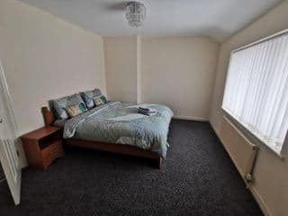 Spacious 3-bedroom home in Birmingham with driveway parking - Photo 2