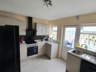 Spacious 3-bedroom home in Birmingham with driveway parking - Photo 14