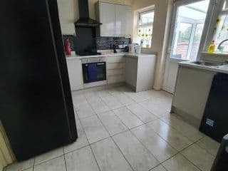 Spacious 3-bedroom home in Birmingham with driveway parking - Photo 17