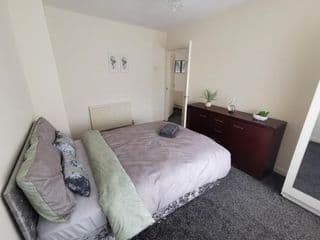 Spacious 3-bedroom home in Birmingham with driveway parking - Photo 3