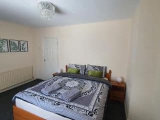 Spacious 3-bedroom home in Birmingham with driveway parking - Photo 23