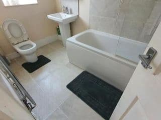 Spacious 3-bedroom home in Birmingham with driveway parking - Photo 5