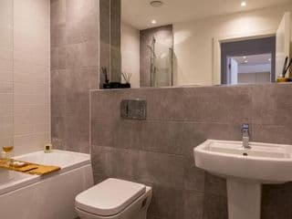Pass the Keys Super Luxurious 1 Bed Apartment Jewellery Q - Photo 21