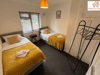 Lovely Refurbished Home - Free Parking-WiFi By Hinkley Homes Short Lets & Serviced Accommodation - Photo 13