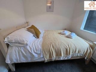 Lovely Refurbished Home - Free Parking-WiFi By Hinkley Homes Short Lets & Serviced Accommodation - Photo 18
