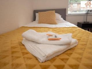 Lovely Refurbished Home - Free Parking-WiFi By Hinkley Homes Short Lets & Serviced Accommodation - Photo 22