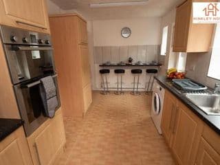 Lovely Refurbished Home - Free Parking-WiFi By Hinkley Homes Short Lets & Serviced Accommodation - Photo 23