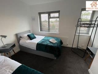 Lovely Refurbished Home - Free Parking-WiFi By Hinkley Homes Short Lets & Serviced Accommodation - Photo 7