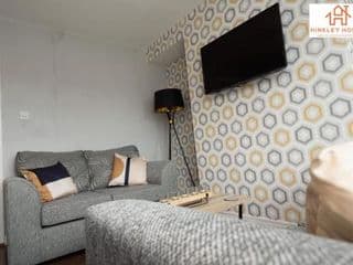 Lovely Refurbished Home - Free Parking-WiFi By Hinkley Homes Short Lets & Serviced Accommodation - Photo 8