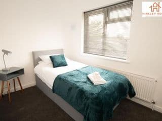Lovely Refurbished Home - Free Parking-WiFi By Hinkley Homes Short Lets & Serviced Accommodation - Photo 9