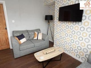 Lovely Refurbished Home - Free Parking-WiFi By Hinkley Homes Short Lets & Serviced Accommodation - Photo 10