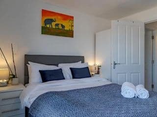 Pass the Keys NEW Chic 2 Bed Pad Central Free Parking - Photo 2