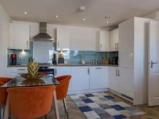 Pass the Keys NEW Chic 2 Bed Pad Central Free Parking - Photo 3