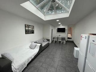 Spacious studios with free fast WIFI and 50inch SMART TV's next to UOB and 10min drive to the City! - Photo 2