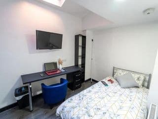 Spacious studios with free fast WIFI and 50inch SMART TV's next to UOB and 10min drive to the City! - Photo 11