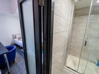 Spacious studios with free fast WIFI and 50inch SMART TV's next to UOB and 10min drive to the City! - Photo 12