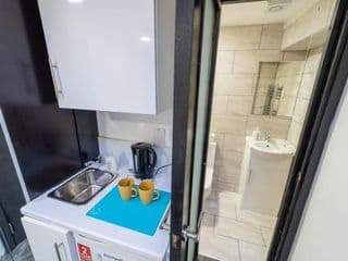 Spacious studios with free fast WIFI and 50inch SMART TV's next to UOB and 10min drive to the City! - Photo 13