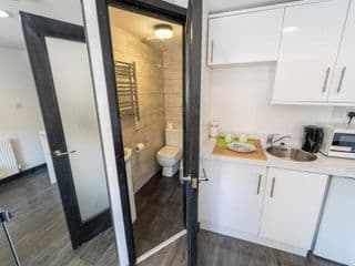 Spacious studios with free fast WIFI and 50inch SMART TV's next to UOB and 10min drive to the City! - Photo 14