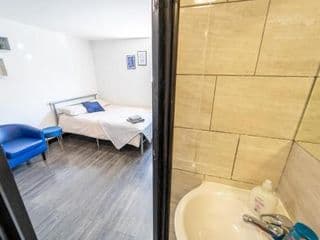 Spacious studios with free fast WIFI and 50inch SMART TV's next to UOB and 10min drive to the City! - Photo 15