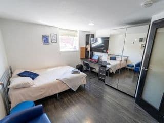 Spacious studios with free fast WIFI and 50inch SMART TV's next to UOB and 10min drive to the City! - Photo 17