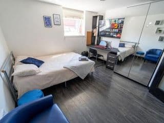 Spacious studios with free fast WIFI and 50inch SMART TV's next to UOB and 10min drive to the City! - Photo 18