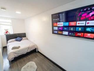 Spacious studios with free fast WIFI and 50inch SMART TV's next to UOB and 10min drive to the City! - Photo 19