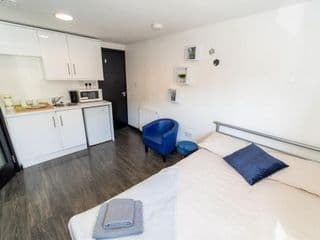 Spacious studios with free fast WIFI and 50inch SMART TV's next to UOB and 10min drive to the City! - Photo 20