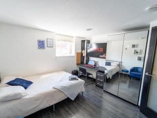 Spacious studios with free fast WIFI and 50inch SMART TV's next to UOB and 10min drive to the City! - Photo 3