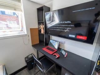 Spacious studios with free fast WIFI and 50inch SMART TV's next to UOB and 10min drive to the City! - Photo 21