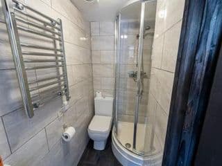 Spacious studios with free fast WIFI and 50inch SMART TV's next to UOB and 10min drive to the City! - Photo 22