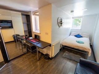 Spacious studios with free fast WIFI and 50inch SMART TV's next to UOB and 10min drive to the City! - Photo 23