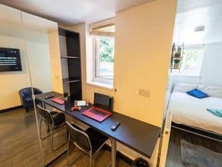 Spacious studios with free fast WIFI and 50inch SMART TV's next to UOB and 10min drive to the City! - Photo 24