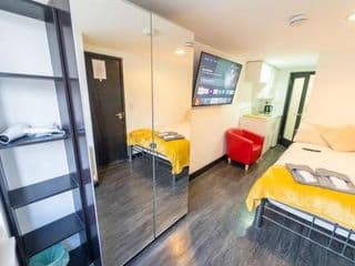 Spacious studios with free fast WIFI and 50inch SMART TV's next to UOB and 10min drive to the City! - Photo 5