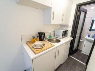 Spacious studios with free fast WIFI and 50inch SMART TV's next to UOB and 10min drive to the City! - Photo 6