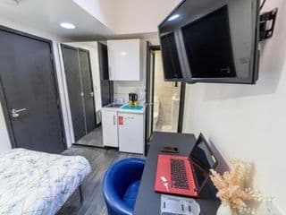Spacious studios with free fast WIFI and 50inch SMART TV's next to UOB and 10min drive to the City! - Photo 7